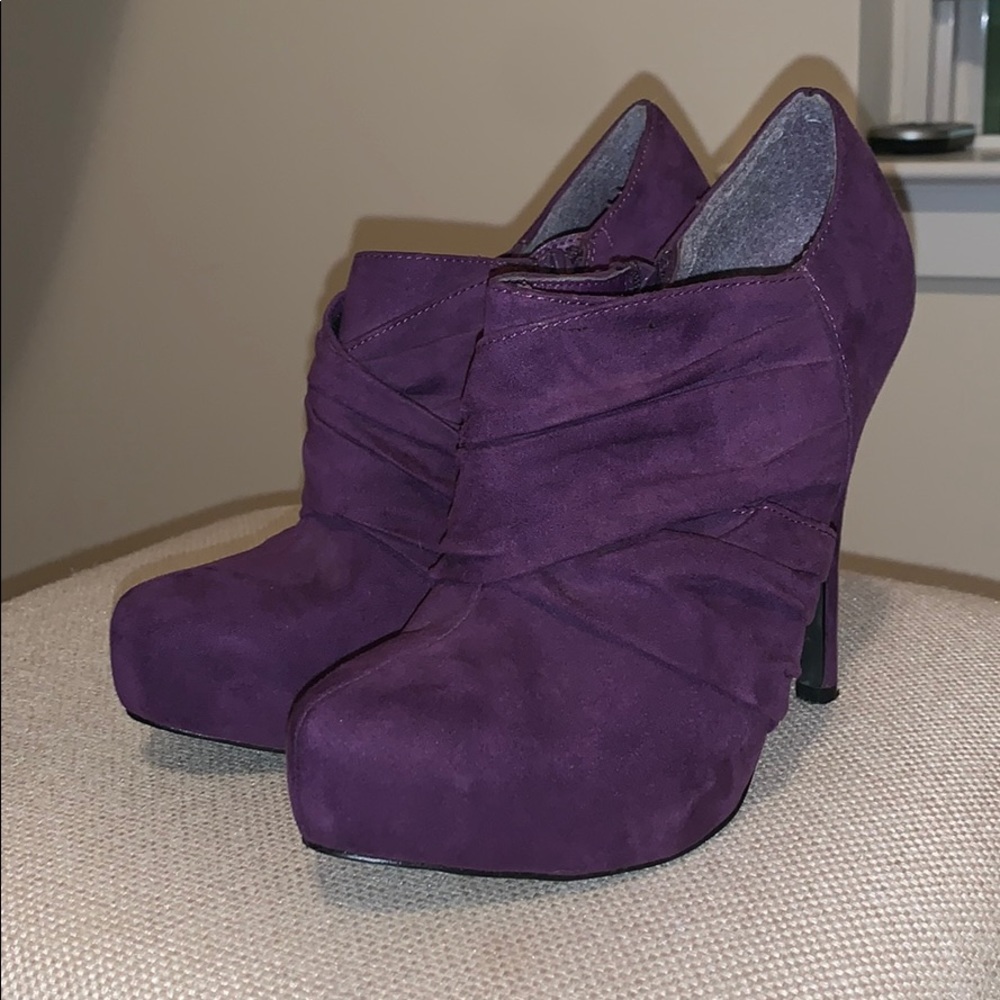 💜GUESS purple ankle booties with heel!💜